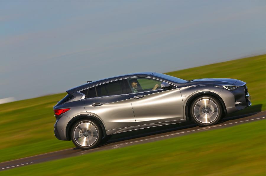  Infiniti Q30S 2.2d AWD 2016 года  (UK) (фото 8 из 25)